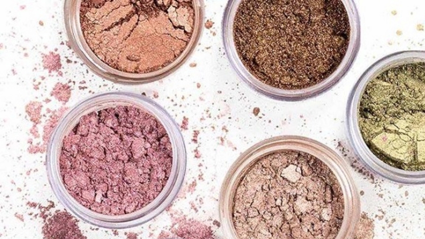 Repairing broken eyeshadow with 2 simple solutions