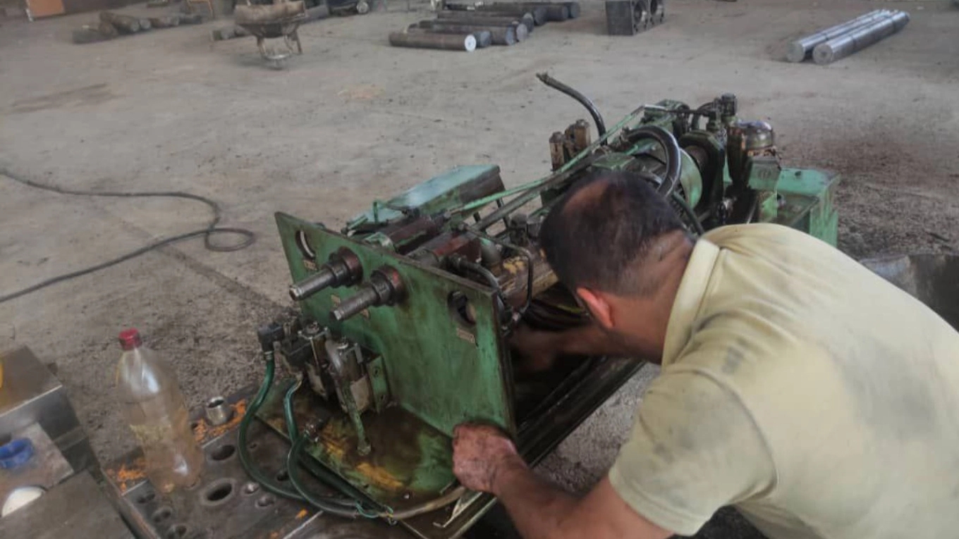 متخصصون في إصلاح وتركيب وتشغيل جميع الأدوات الآلية، بما في ذلك الدوارة والمملة والمخرطة