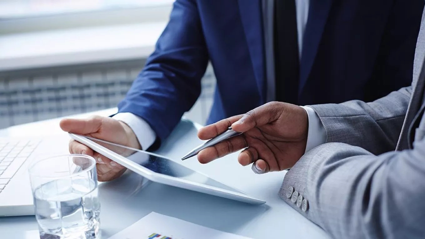 What is the role of a real estate agent in choosing a property?