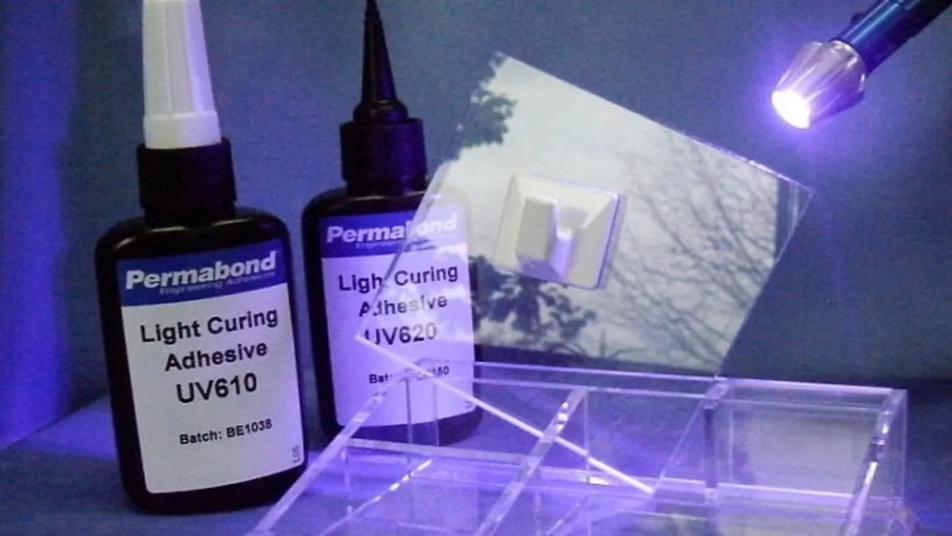 ما هو الغراء للأشعة فوق البنفسجية؟ وما هي المزايا؟