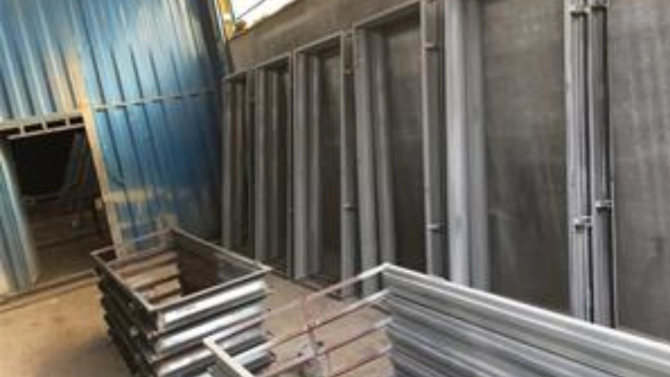 Metal kapı çerçevesi