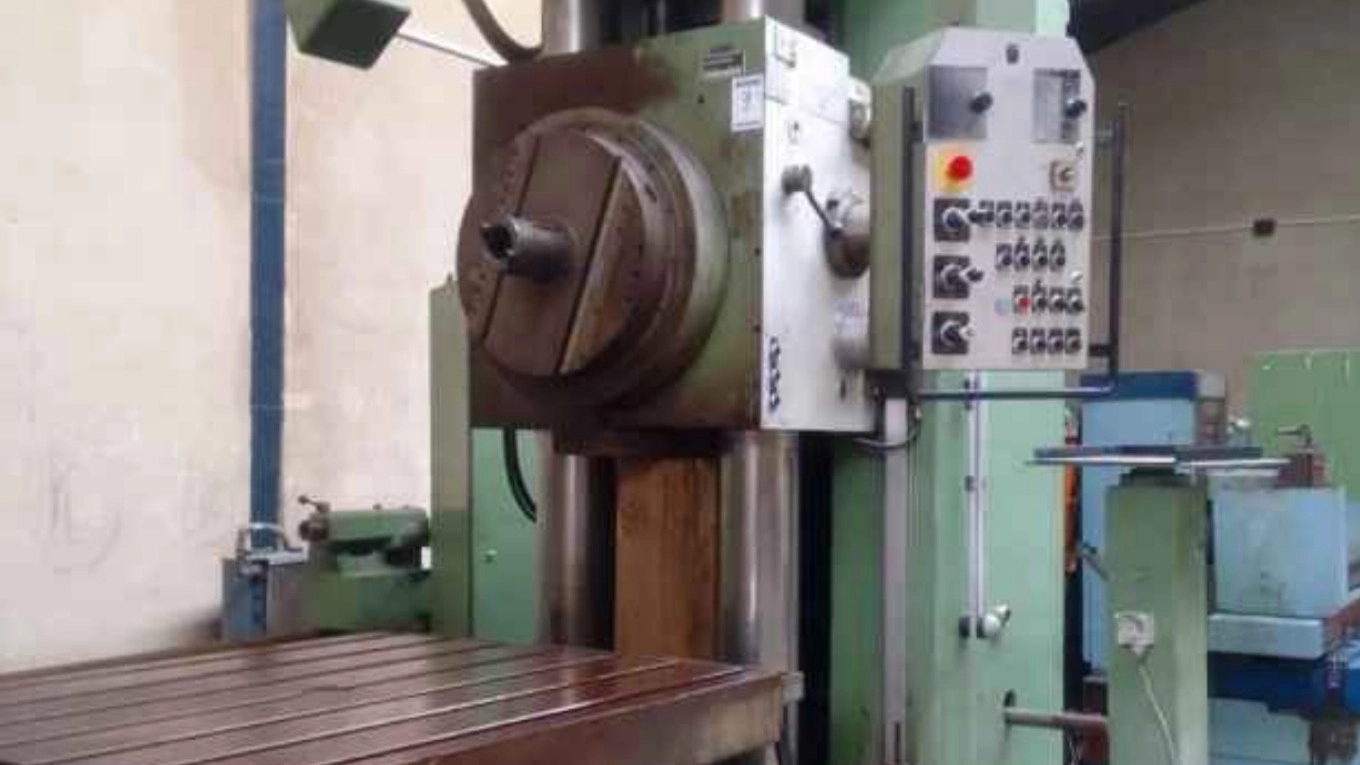 دراسة أنواع الأدوات المستخدمة في آلات الثقب