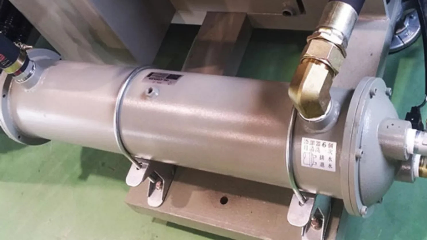 Oil cooling methods and plastic injection molding machines