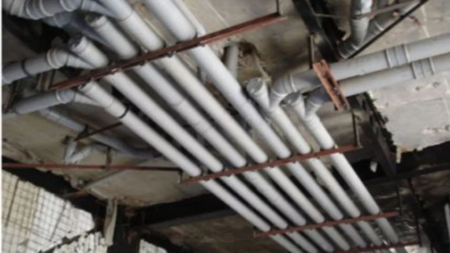 Sewer pipe under the ceiling