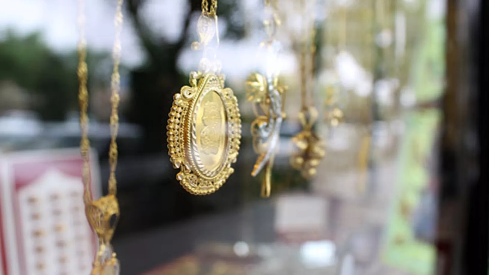 What is a goldsmith's workshop and what does the equipment of a goldsmith's workshop include?