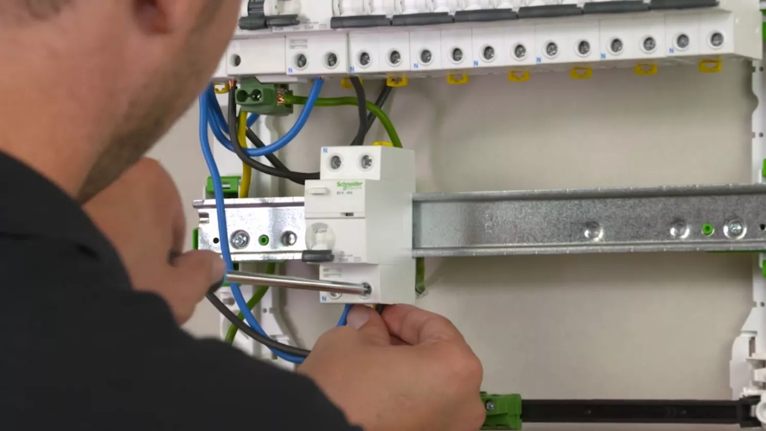 Elektriksel koruma prensipleri ve koruyucu ekipman türleri