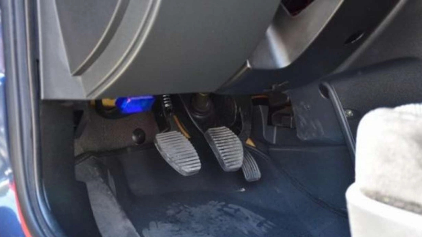 Common mistakes for placing feet on car pedals