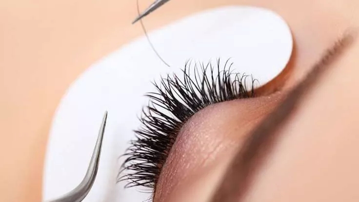 The difference between spiky and volume eyelashes
