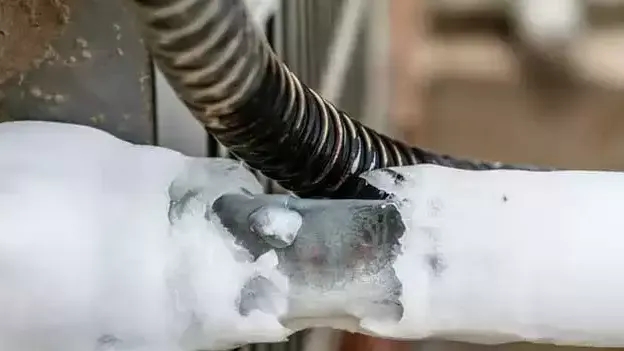The reason for the freezing of air conditioner return pipes