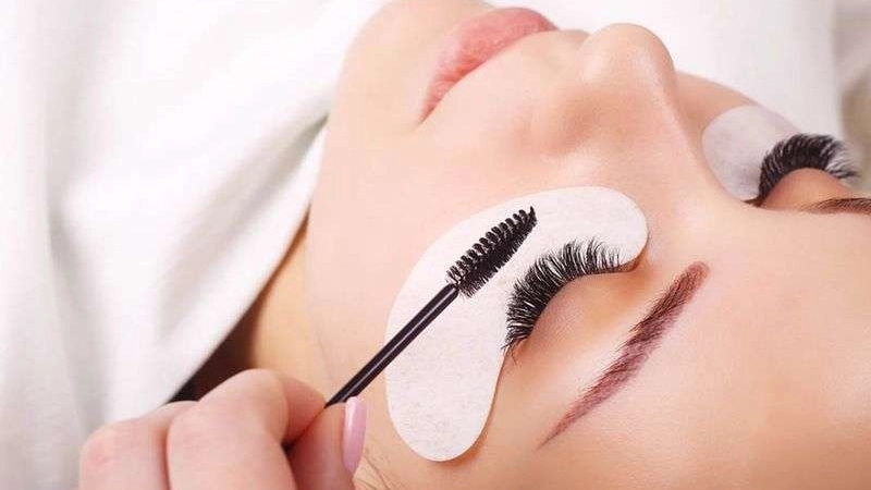 همه چیز درباره اکستنشن مژه و روش انجام آن