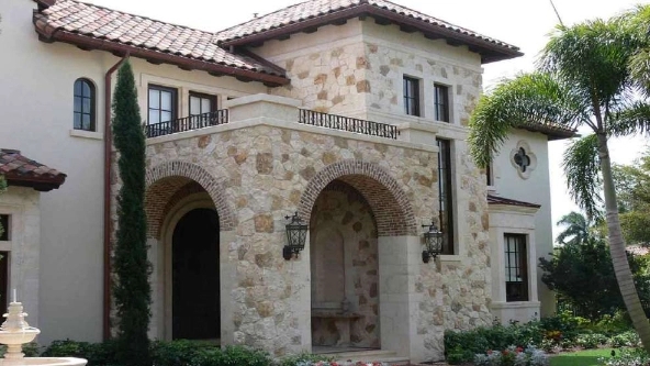 What are the types of facade stone and what are the characteristics of each one?