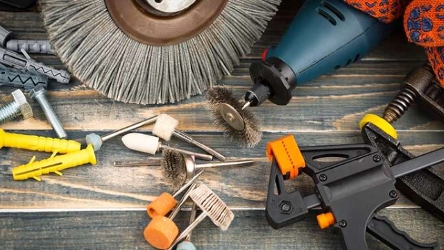 Çeşitli endüstriyel alet türlerine ve bunların çeşitli kullanımlarına aşinalık