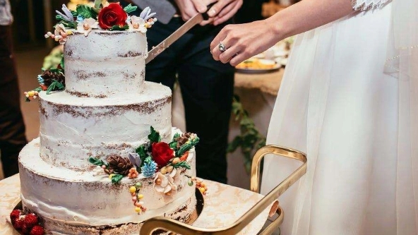 What are the characteristics of a wedding cake?