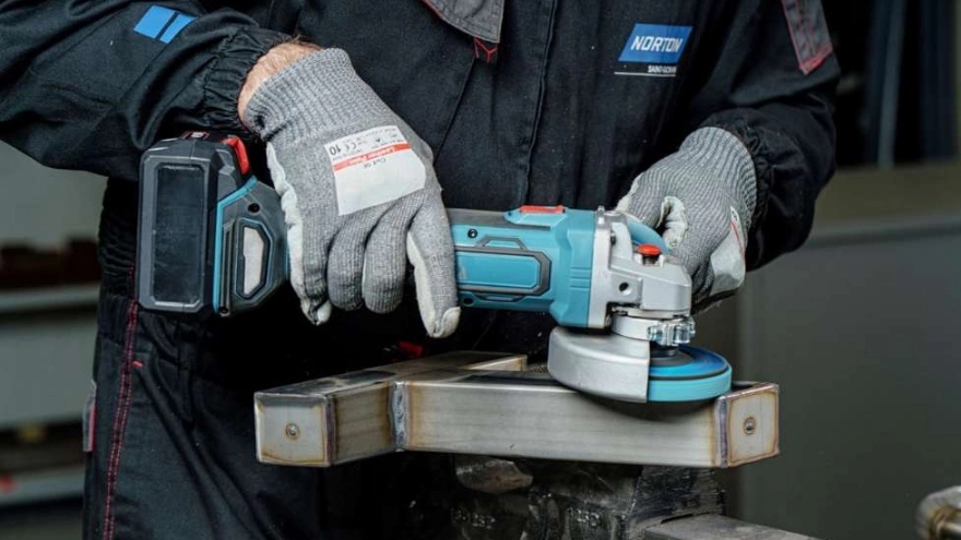 What is a milling machine and what is its use?