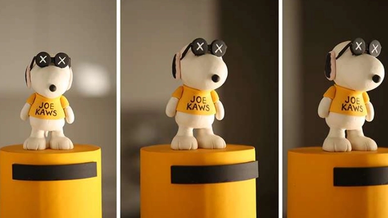 What is a cake topper?