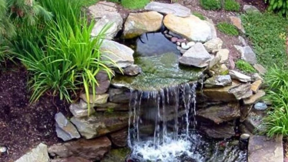 Application of building stone in yard and garden landscaping