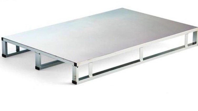 What is a metal pallet and what is its use?