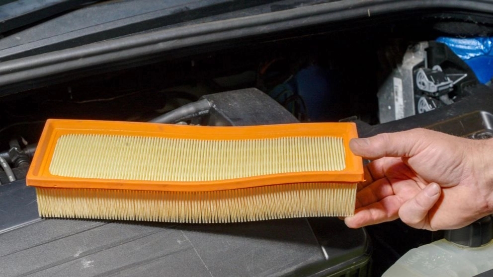 Replacing the car air filter
