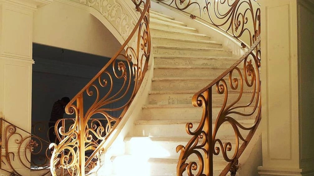 What is a round staircase and what are its types?