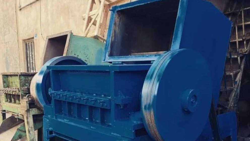 Plastic grinding machine