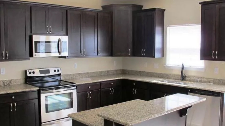 What is a cabinet plate and what are its types?