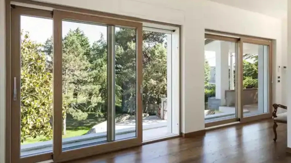 Comparison of double-glazed and aluminum doors and windows