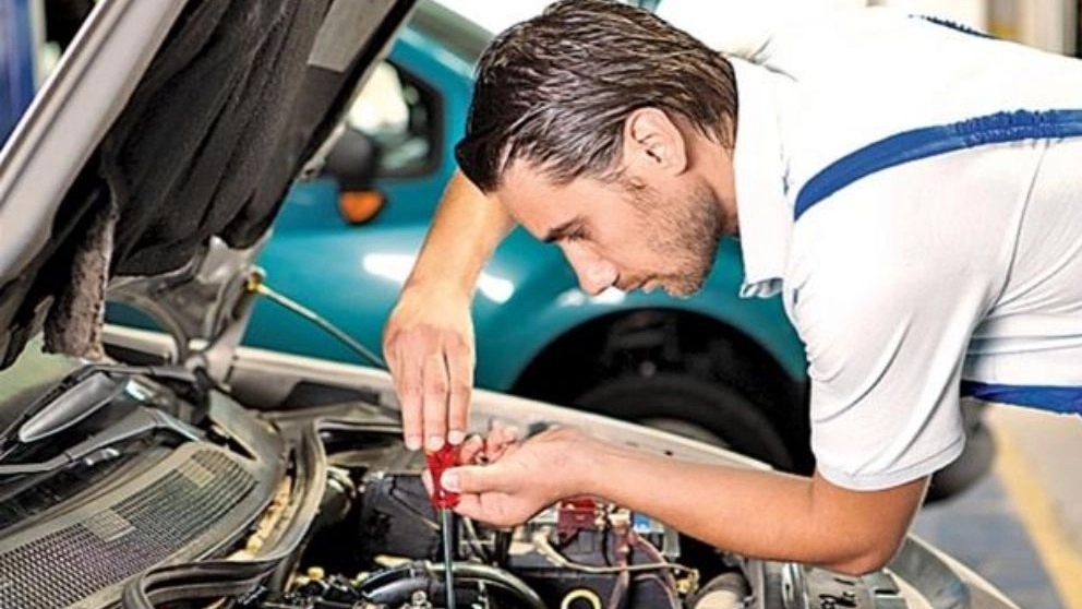 What are the duties of a car mechanic?