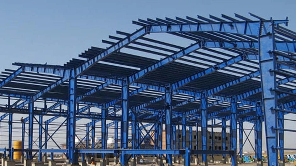 Cıvatalı metal çerçeve yapımında kulübenin çelik çerçevesinin montajı