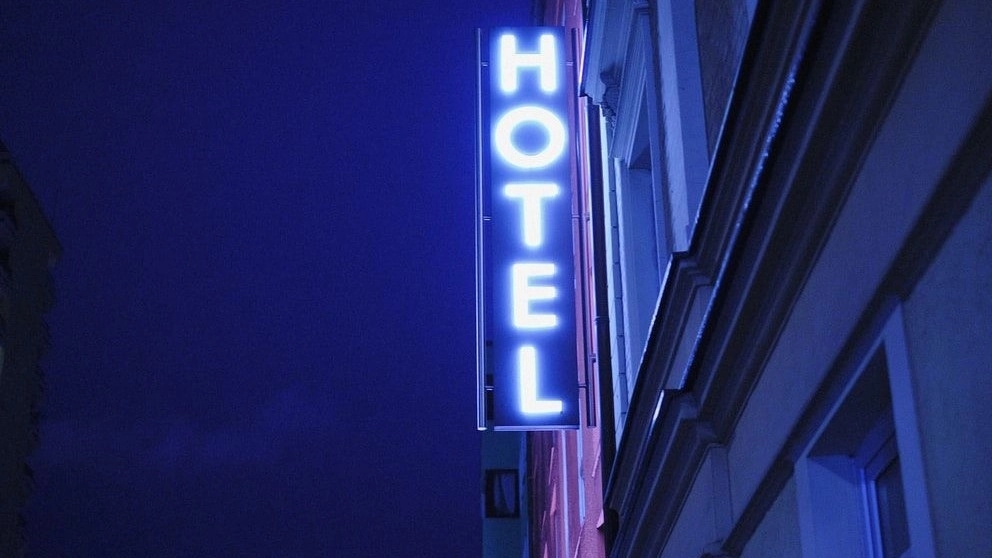 What are the characteristics of a good hotel to stay?