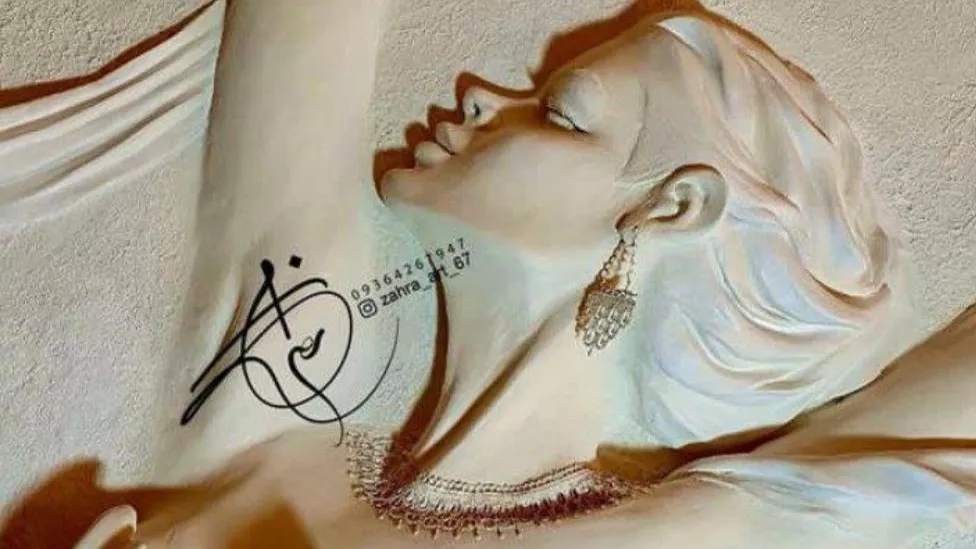 Lady's art plastering training