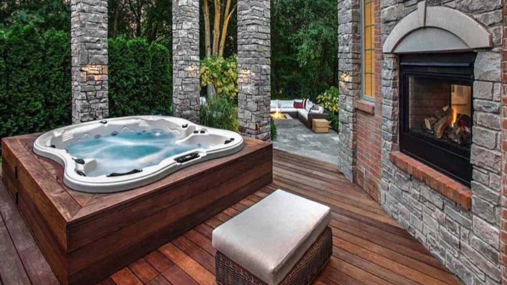 What is the difference between a sauna and a jacuzzi?