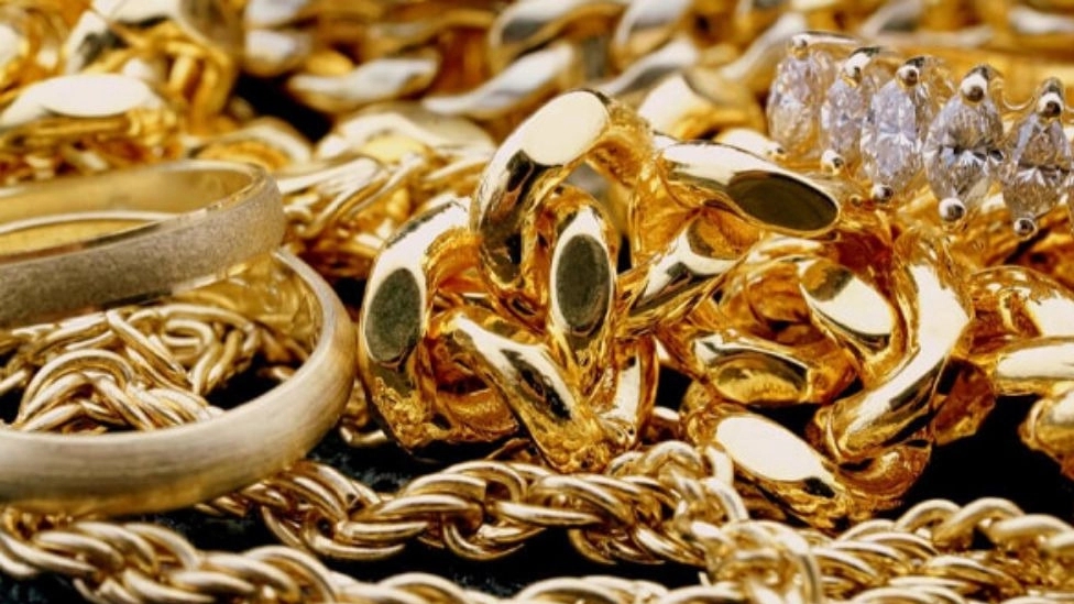 Investigating the difference between gold and jewelry