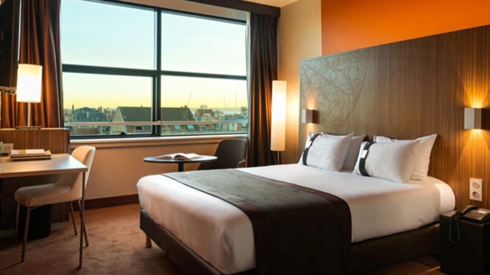 What is the difference between a hotel and an apartment hotel and which one is better for traveling?