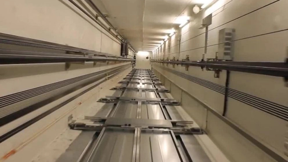 Comparison of hydraulic and traction elevators