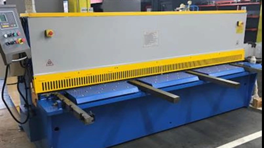 What is a hydraulic guillotine cutting machine?