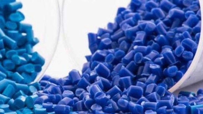 What are the raw materials of plastic?