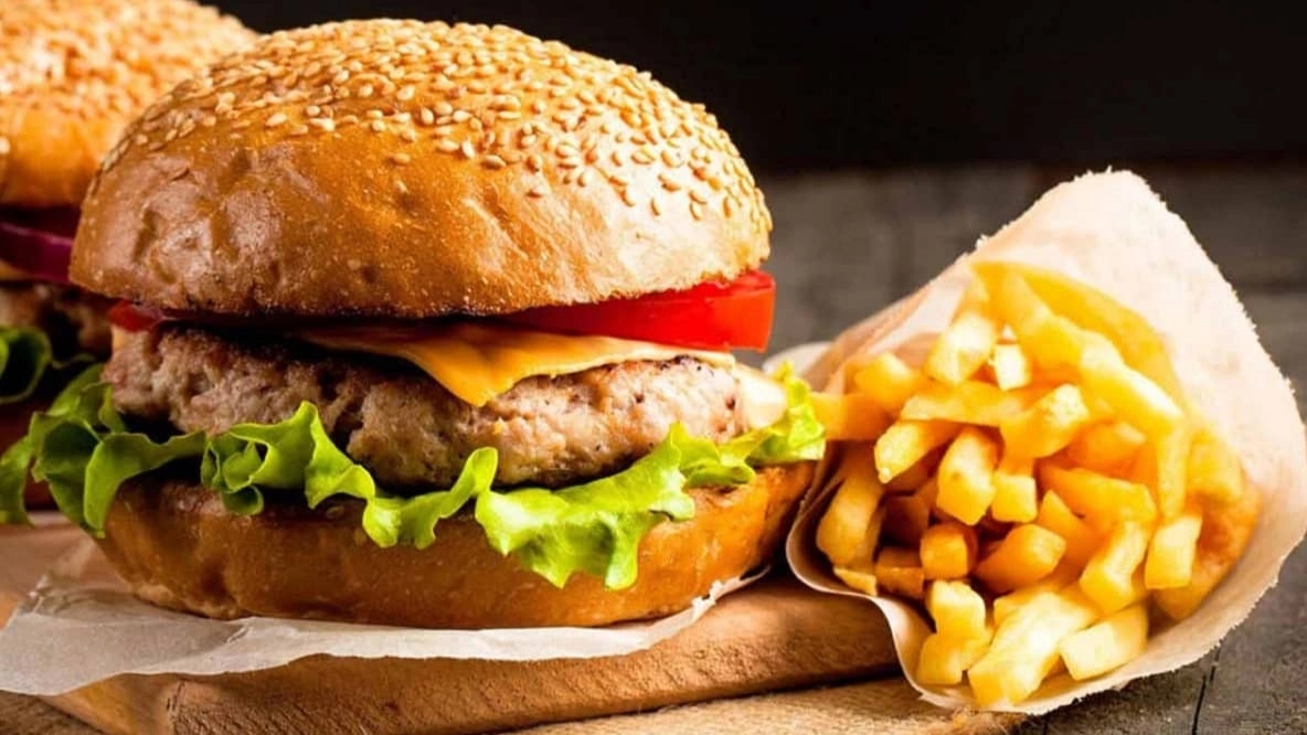 مخترع همبرگر و داستان اصلی این ساندویچ محبوب خوشمزه