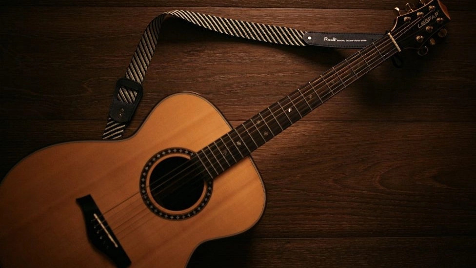 Differences between acoustic guitar and classical guitar