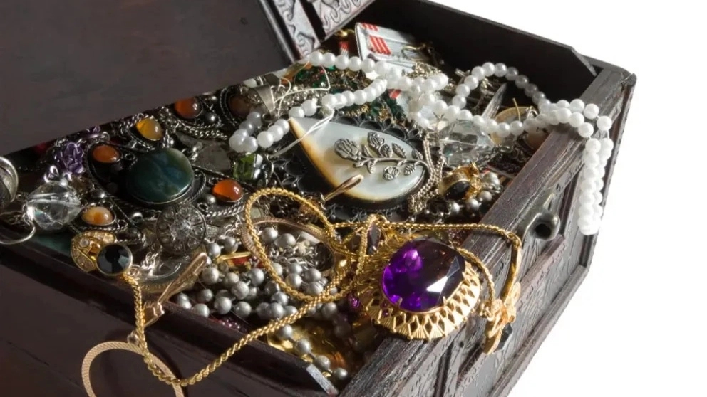 Making and designing custom gold and jewelry necklaces and bracelets in Sari
