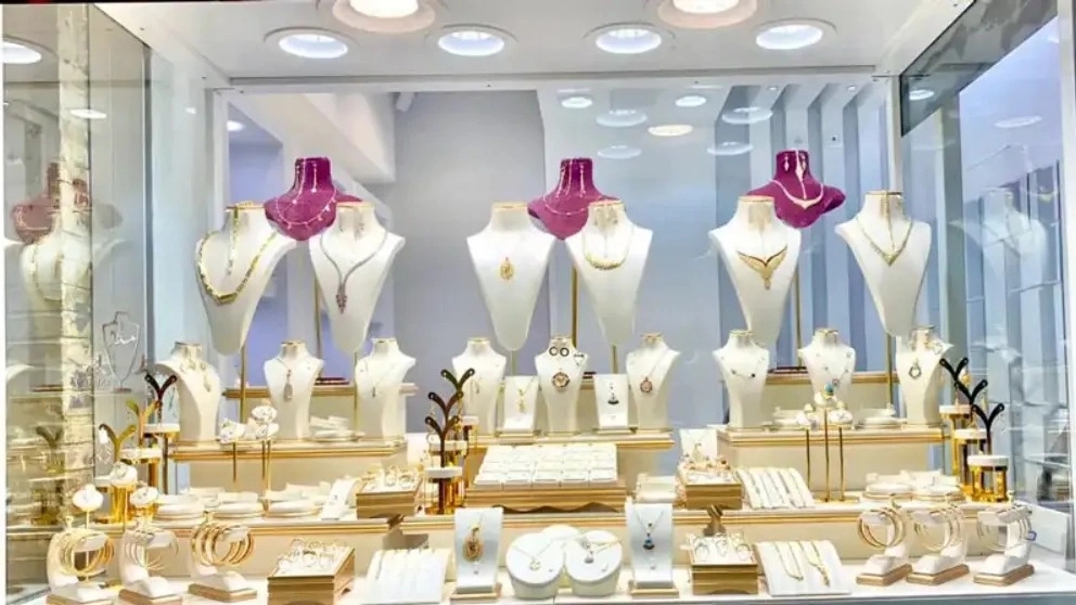 Gold shop window design and its importance