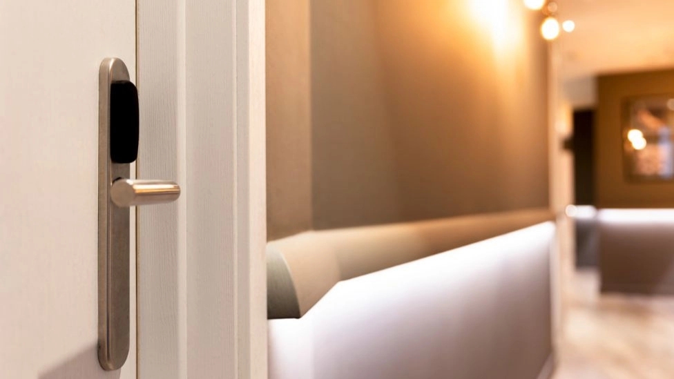 The difference between a room door and an anti-theft door