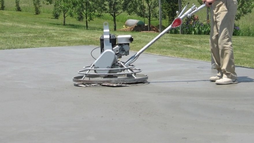 Concreting the floor with a butterfly trowel
