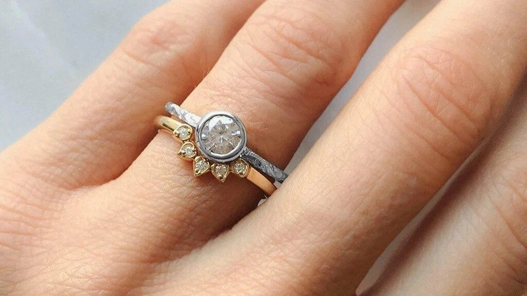 What is the difference between yellow gold and white gold?