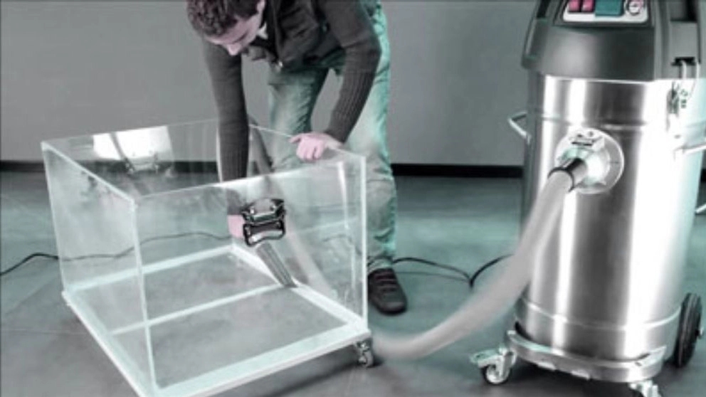Industrial vacuum cleaner for water and dirt