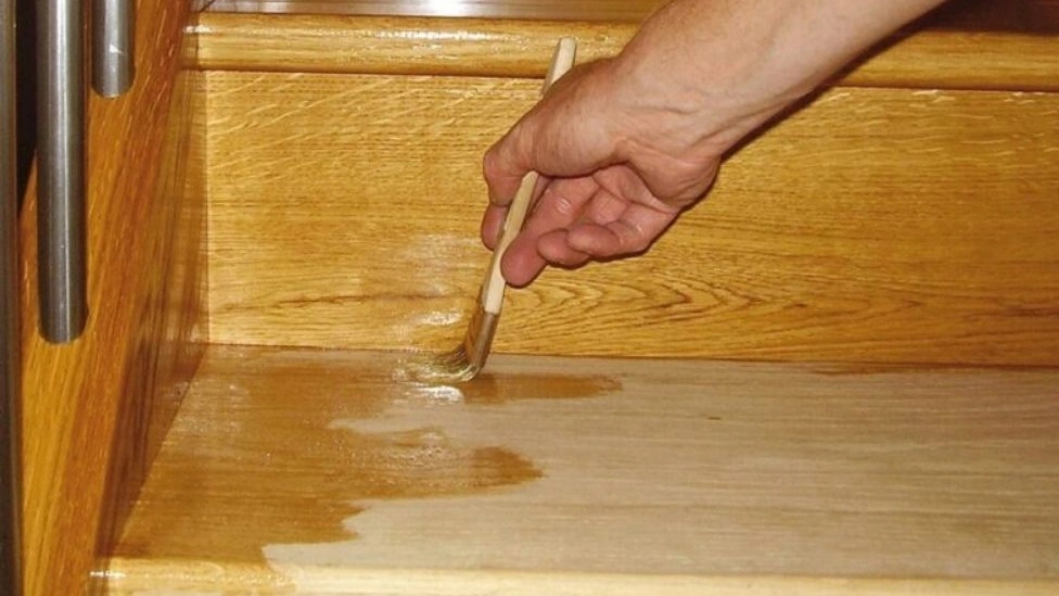 What is polyurethane varnish and what are its uses?