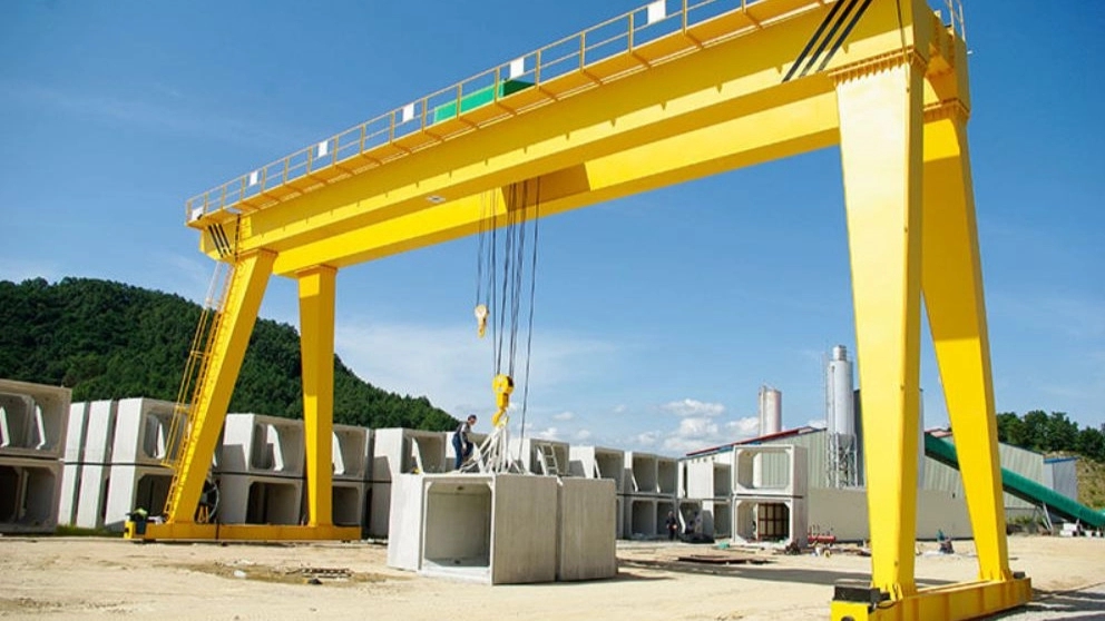 What is the difference between a gantry crane and a semi-gantry crane?
