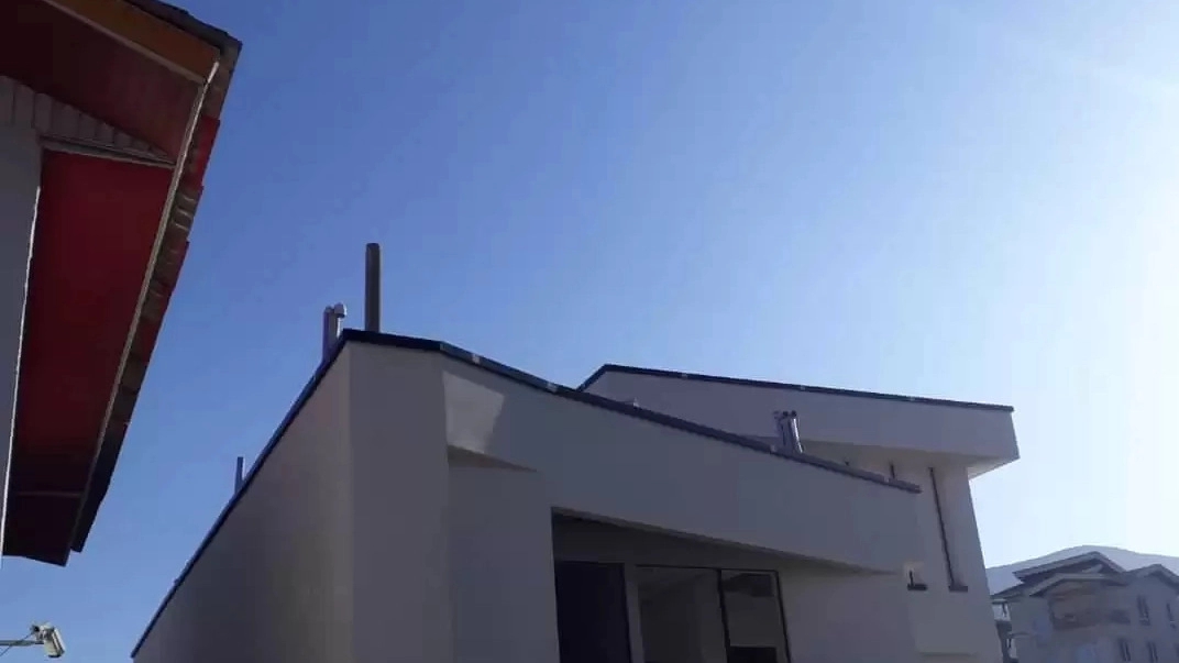 Flushing the roof of Faraz Gostar in Tehran