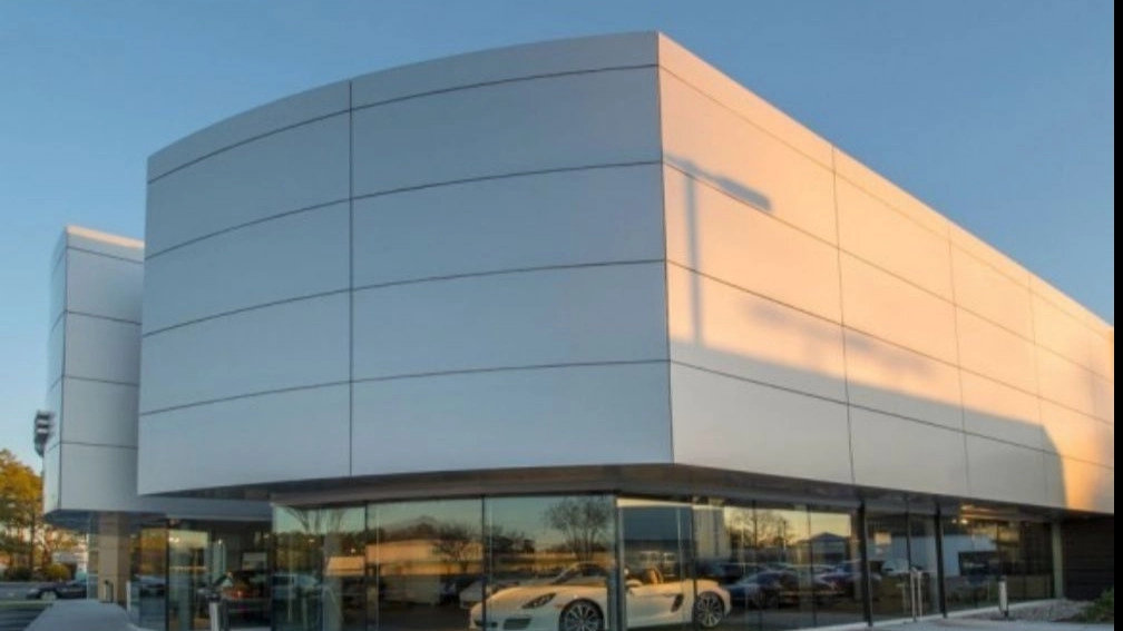 What is a composite facade and what are its advantages?