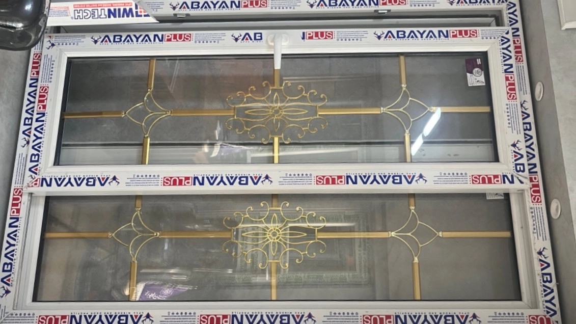 Dekorasyonlu raylı pencere