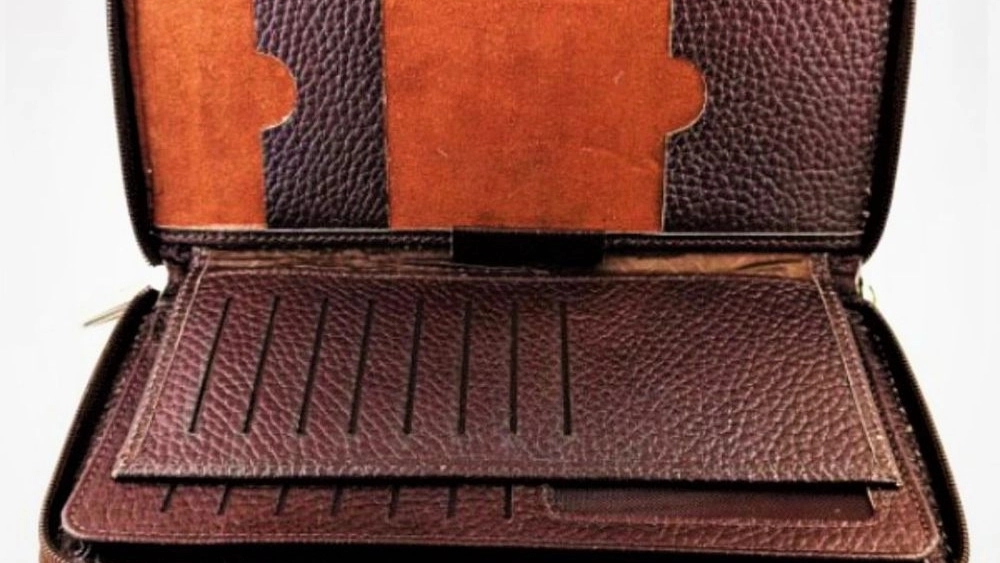 Sale of round zipper and leather wrist bag + affordable purchase price